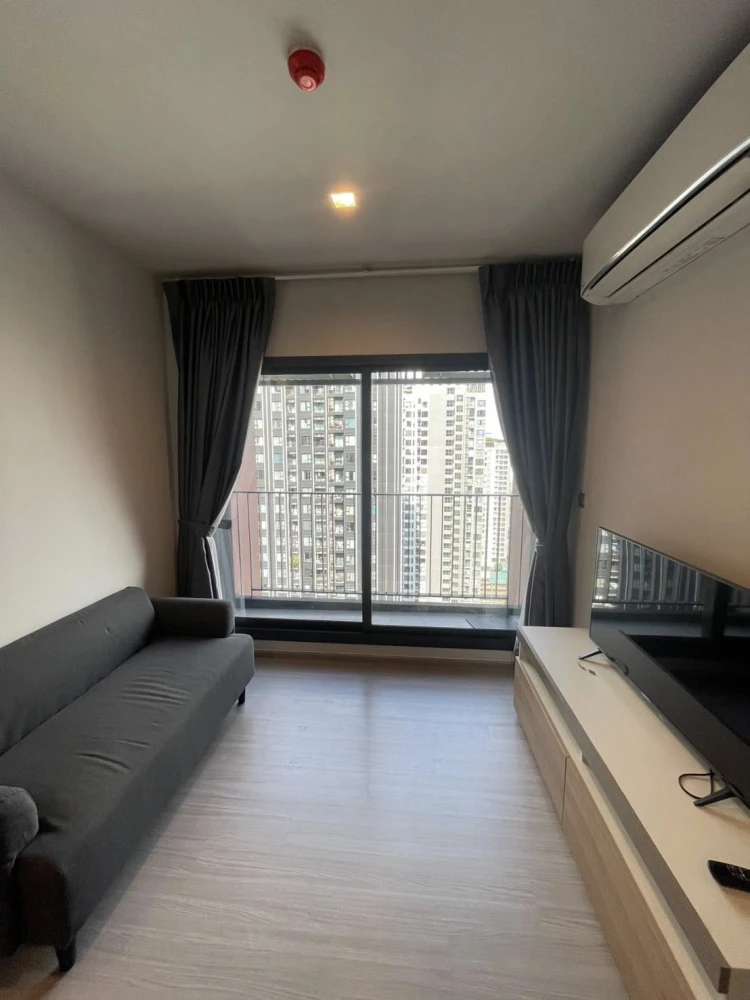 For rent: Life Asoke HYPE, a lovely unit on the 31st floor with great views. Fully furnished with appliances; just bring your belongings and move in!