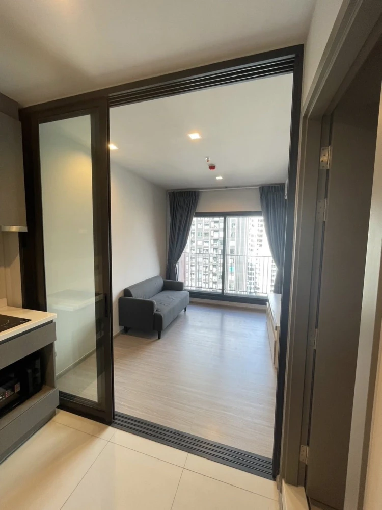 For rent: Life Asoke HYPE, a lovely unit on the 31st floor with great views. Fully furnished with appliances; just bring your belongings and move in!