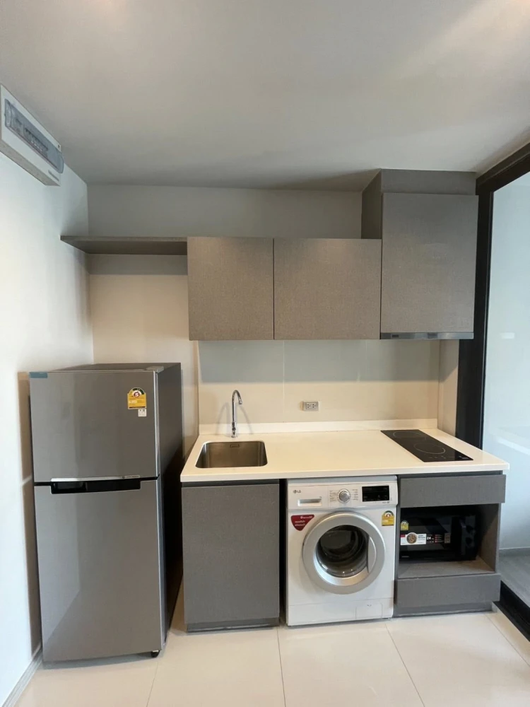 For rent: Life Asoke HYPE, a lovely unit on the 31st floor with great views. Fully furnished with appliances; just bring your belongings and move in!