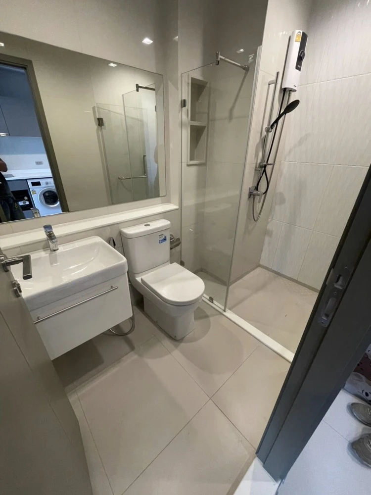 For rent: Life Asoke HYPE, a lovely unit on the 31st floor with great views. Fully furnished with appliances; just bring your belongings and move in!