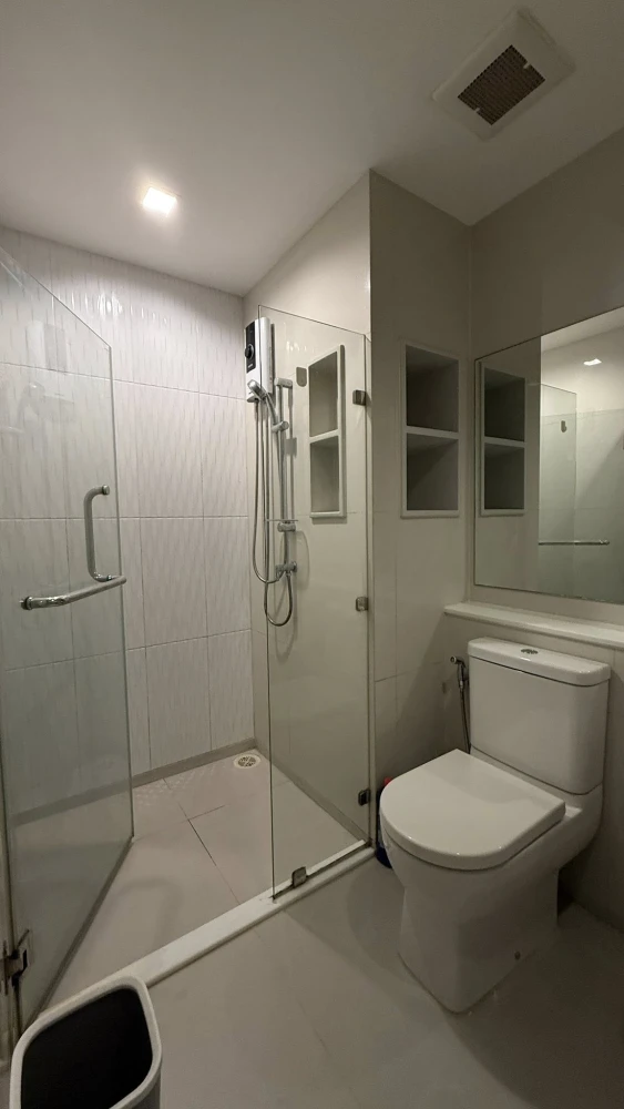 For Rent Life Ladprao, a beautifully decorated room with complete amenities. Just bring your belongings and move in. Don't miss out!