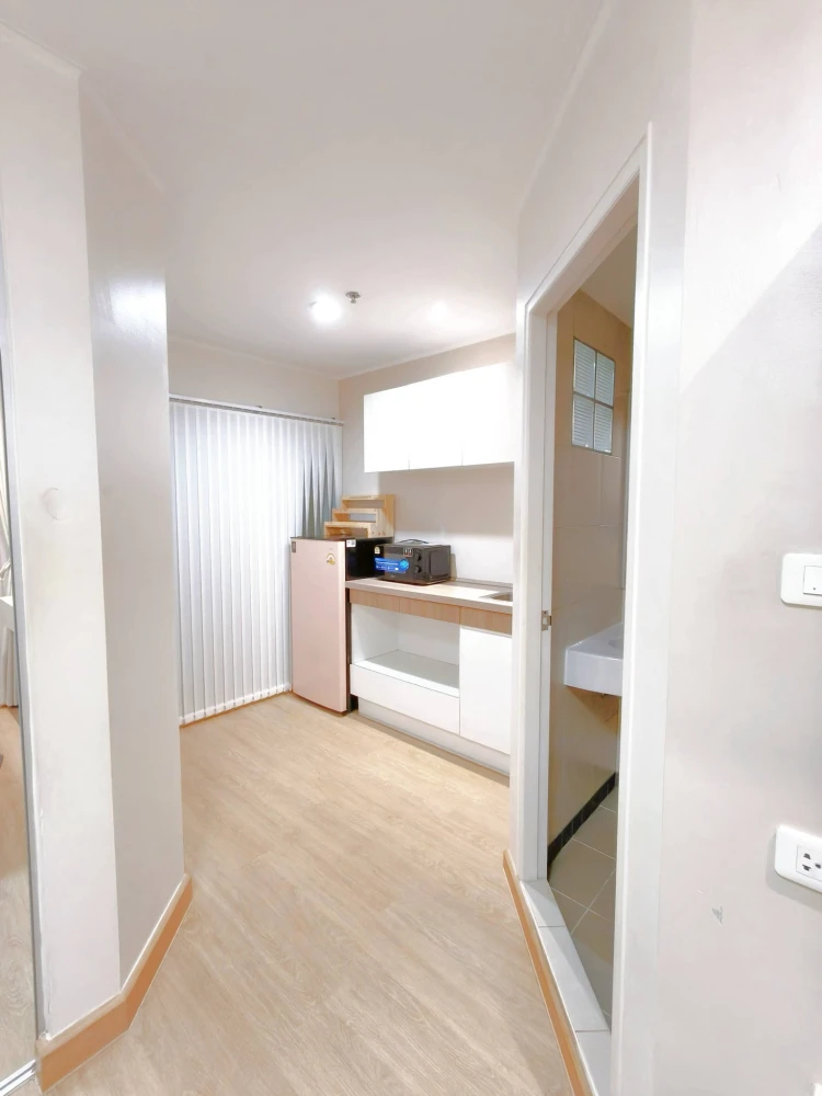 For rent: Lumpini Condo Town Ramintra – Nawamin. Minimalist style room with beautiful light, 24th floor. Book now, don't wait!