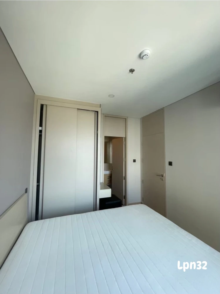 For Rent Lumpini Suite Phetchaburi-Makkasan, 32nd floor, corner room, private, quiet, hurry and come reserve now.