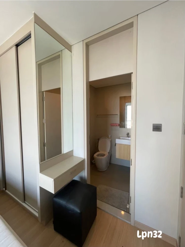 For Rent Lumpini Suite Phetchaburi-Makkasan, 32nd floor, corner room, private, quiet, hurry and come reserve now.
