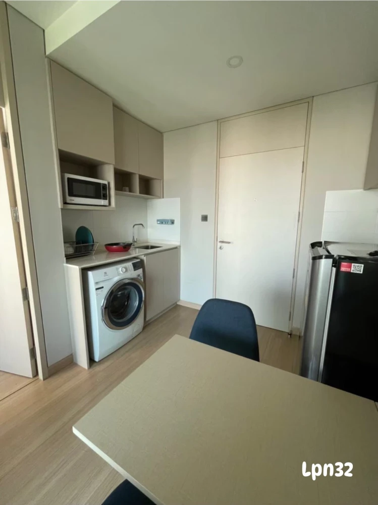 For Rent Lumpini Suite Phetchaburi-Makkasan, 32nd floor, corner room, private, quiet, hurry and come reserve now.