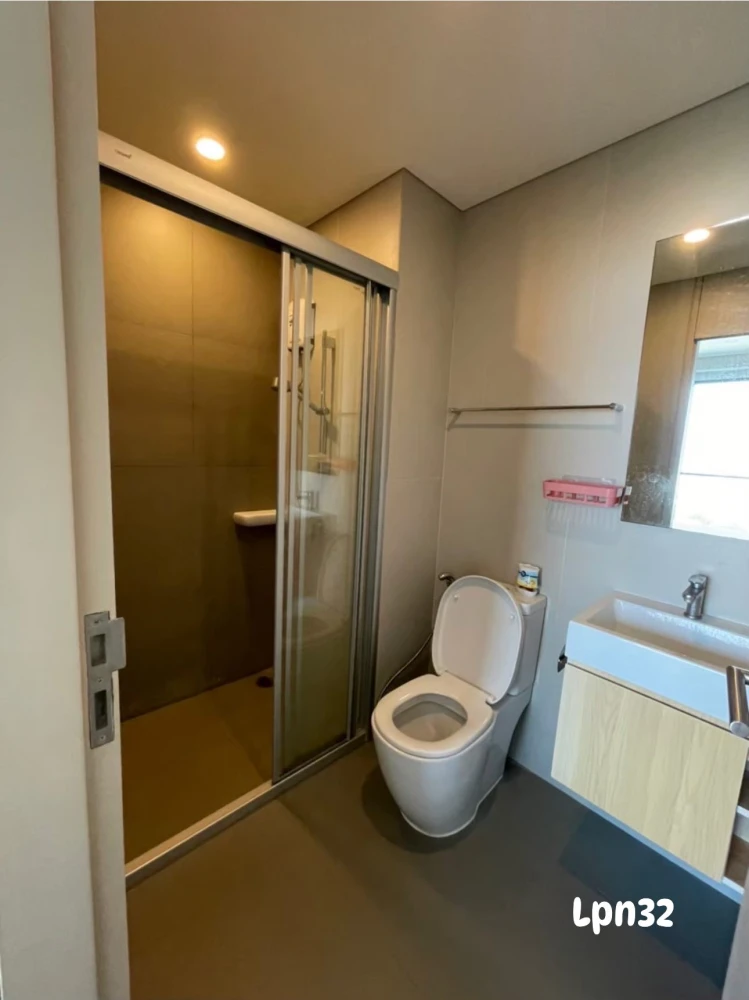 For Rent Lumpini Suite Phetchaburi-Makkasan, 32nd floor, corner room, private, quiet, hurry and come reserve now.