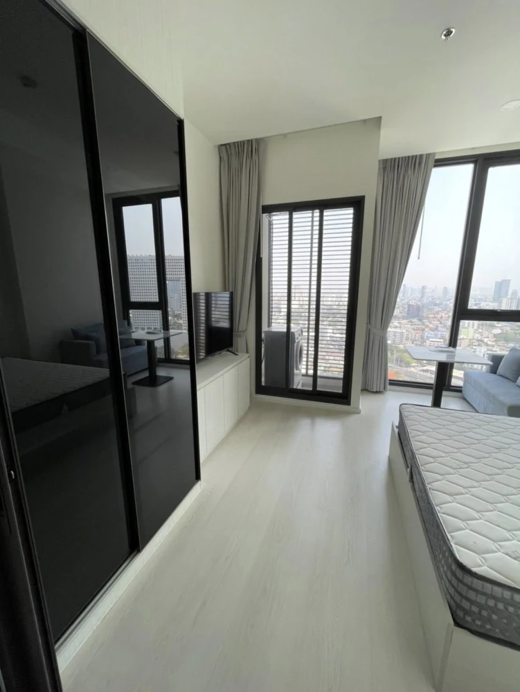 For rent Mazarine Ratchayothin, 26th floor room, eye-catching city view. Awesome amenities, can't miss it.
