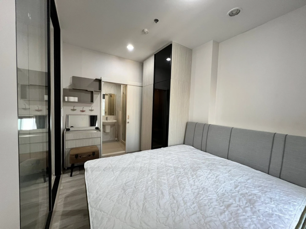 For rent: Niche Mono Mega Space Bangna. Ready-to-move-in unit on the 33rd floor with stunning high-floor views. Convenient and fully equipped. Book no
