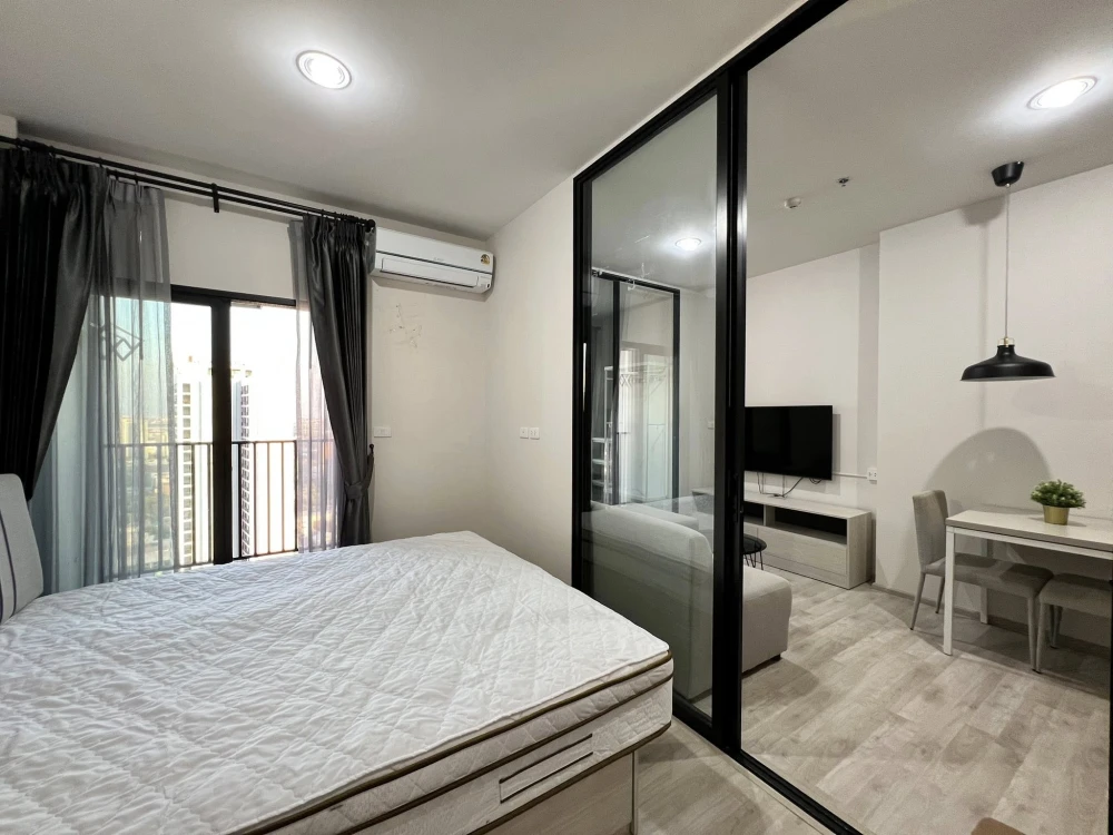 For rent: Niche Mono Mega Space Bangna. Ready-to-move-in unit on the 33rd floor with stunning high-floor views. Convenient and fully equipped. Book no