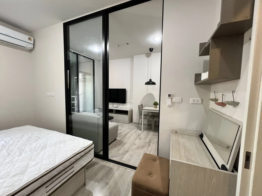 For rent: Niche Mono Mega Space Bangna. Ready-to-move-in unit on the 33rd floor with stunning high-floor views. Convenient and fully equipped. Book no