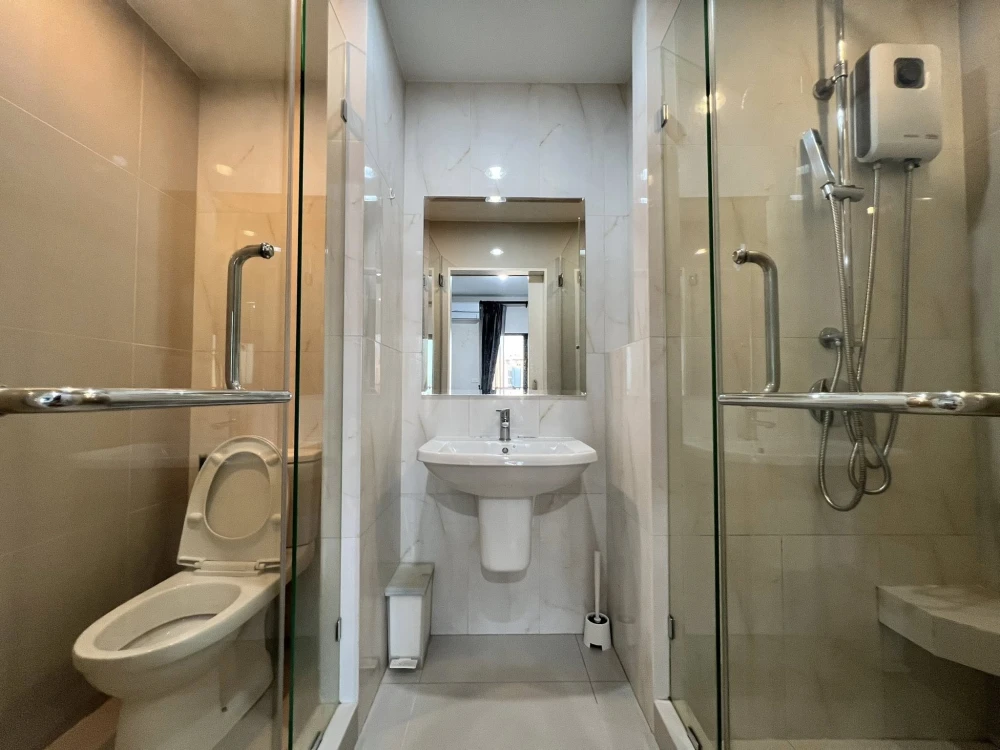 For rent: Niche Mono Mega Space Bangna. Ready-to-move-in unit on the 33rd floor with stunning high-floor views. Convenient and fully equipped. Book no