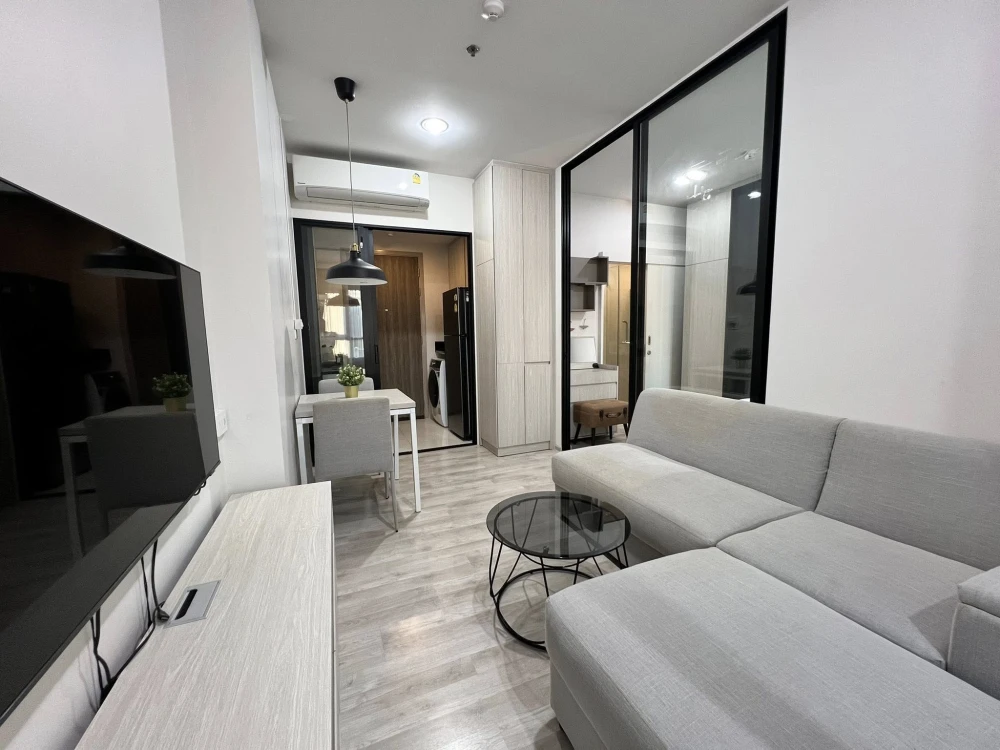 For rent: Niche Mono Mega Space Bangna. Ready-to-move-in unit on the 33rd floor with stunning high-floor views. Convenient and fully equipped. Book no