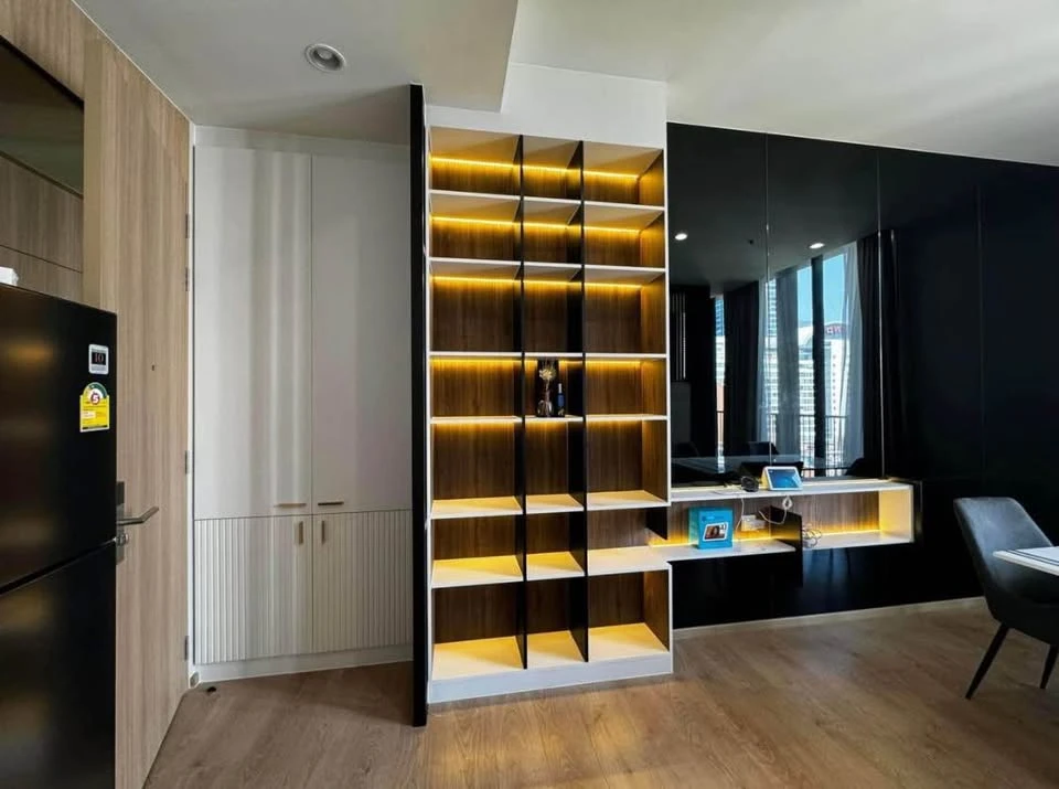 For rent Noble BE19 ห้อง built-in ทั้งห้อง ตกแต่งครบพร้อมอยู่ เพดานสูง 3 เมตร เหมือนอยู่บ้าน จองเลย