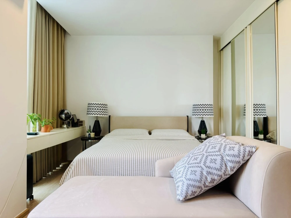 For rent/sale Noble Revolve Ratchada2, a large room, comfortable living, comes with plenty of usable space. You must not miss it.