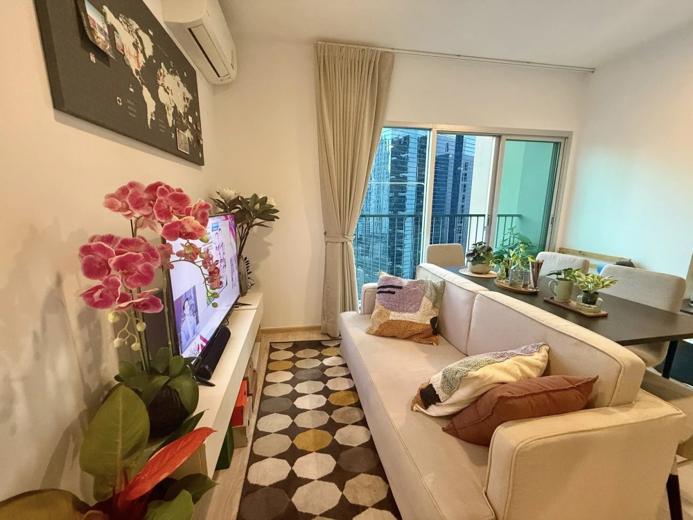 For rent/sale Noble Revolve Ratchada2, a large room, comfortable living, comes with plenty of usable space. You must not miss it.