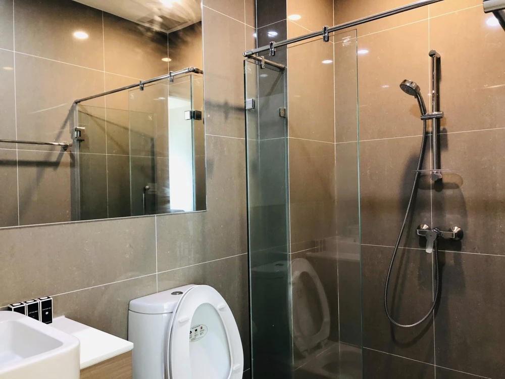 For rent/sale Noble Revolve Ratchada2, a large room, comfortable living, comes with plenty of usable space. You must not miss it.
