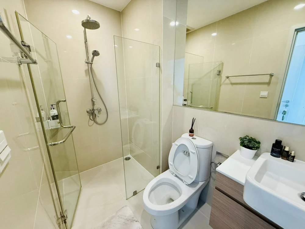 For rent/sale Noble Revolve Ratchada2, a large room, comfortable living, comes with plenty of usable space. You must not miss it.