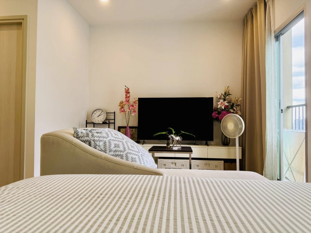 For rent/sale Noble Revolve Ratchada2, a large room, comfortable living, comes with plenty of usable space. You must not miss it.