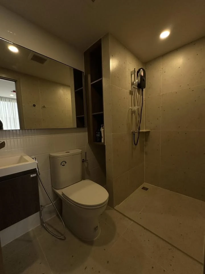 For rent Nue Core Khu Khot Station, ready to move in room, swimming pool view, 8th floor, quiet, reserve now.
