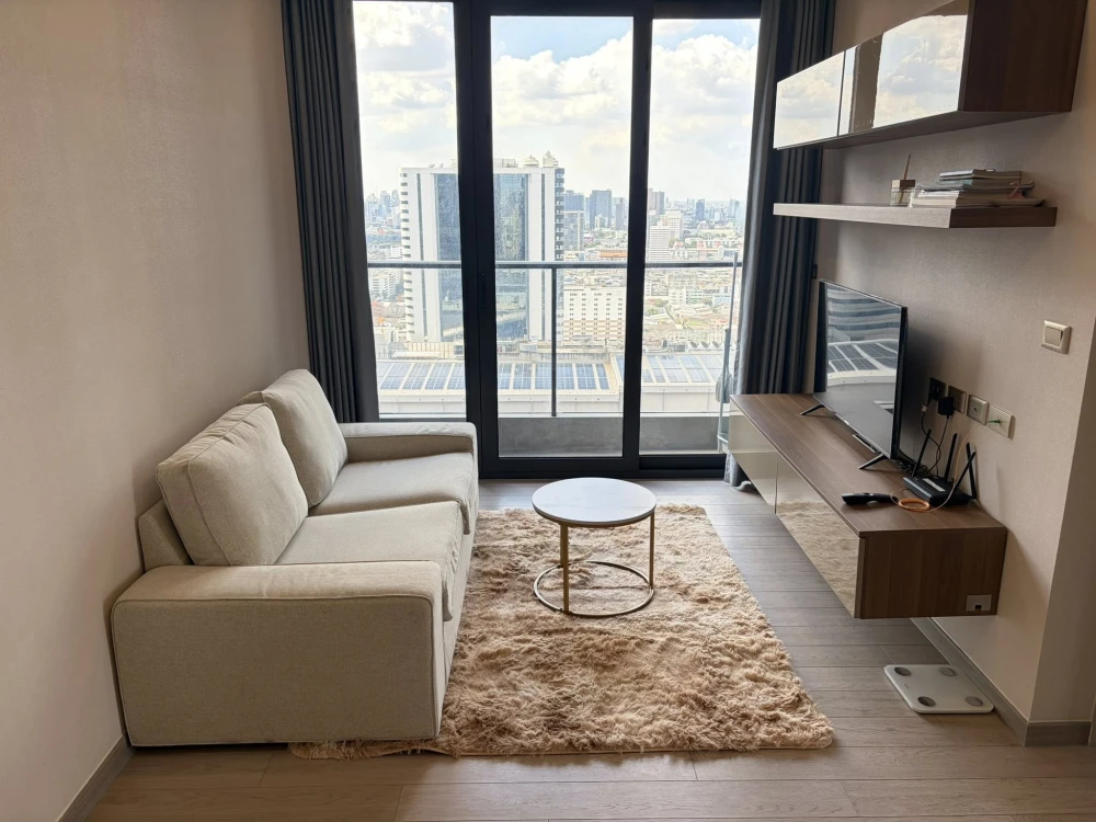 For rent: One 9 Five Asoke-Rama 9. Spacious and comfortable room with ample living space. Convenient and complete amenities all in one place. Book now