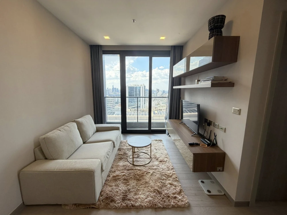 For rent: One 9 Five Asoke-Rama 9. Spacious and comfortable room with ample living space. Convenient and complete amenities all in one place. Book now