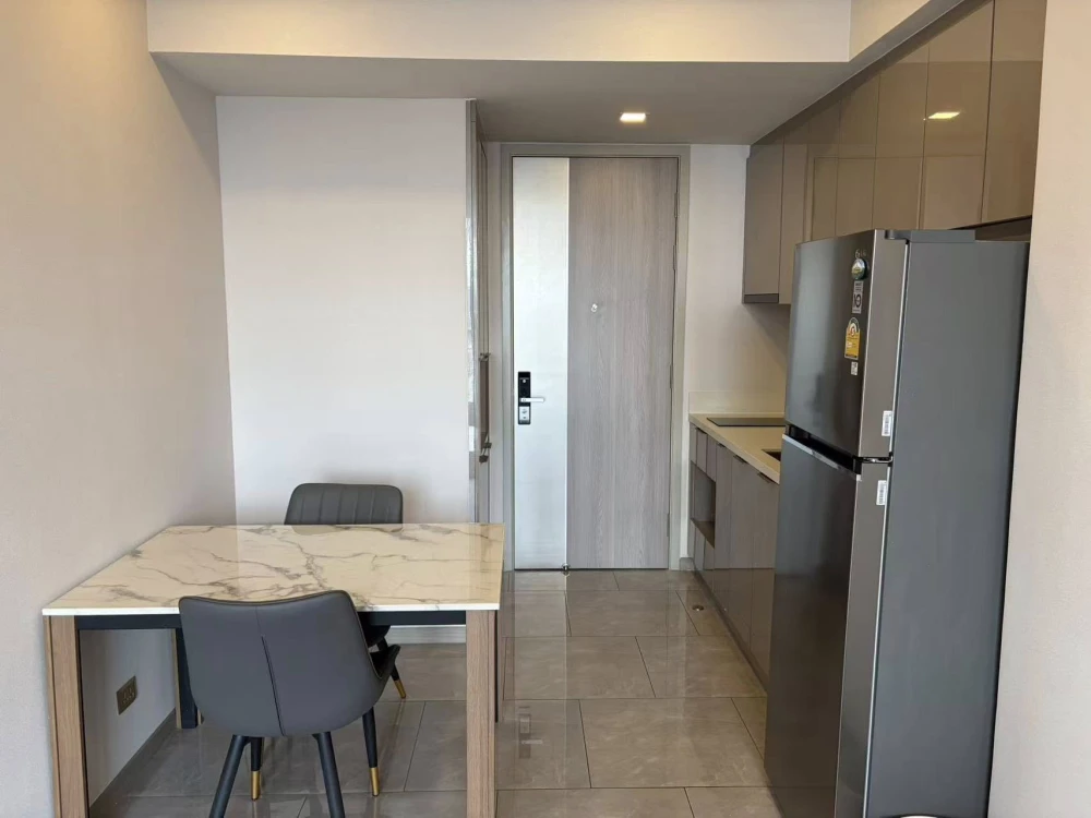 For rent: One 9 Five Asoke-Rama 9. Spacious and comfortable room with ample living space. Convenient and complete amenities all in one place. Book now