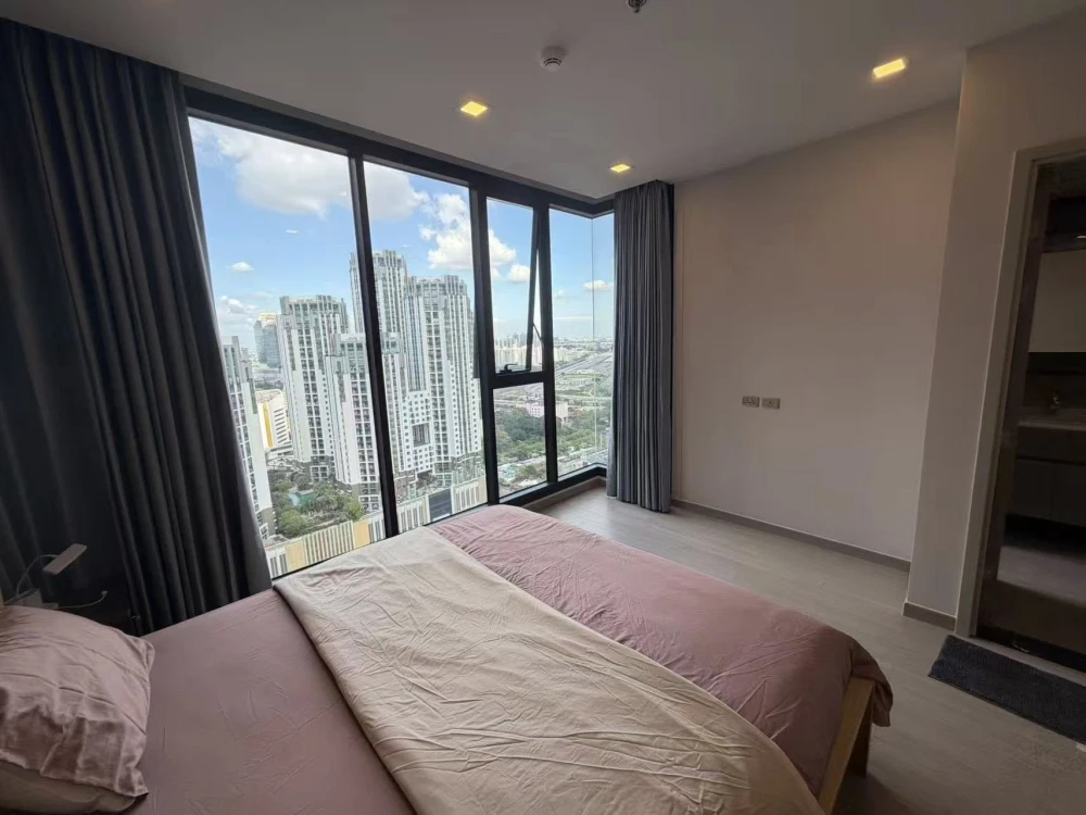 For rent: One 9 Five Asoke-Rama 9. Spacious and comfortable room with ample living space. Convenient and complete amenities all in one place. Book now