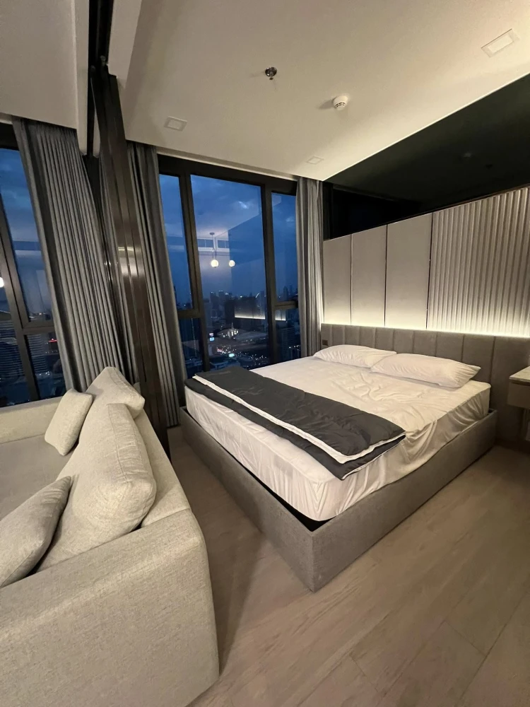 For rent One9Five Asoke-Rama9 ชั้น 43 วิวเมืองสวยมาก ตกแต่งจัดเต็มพร้อมยกกระเป๋าเข้าอยู่ รีบจอง