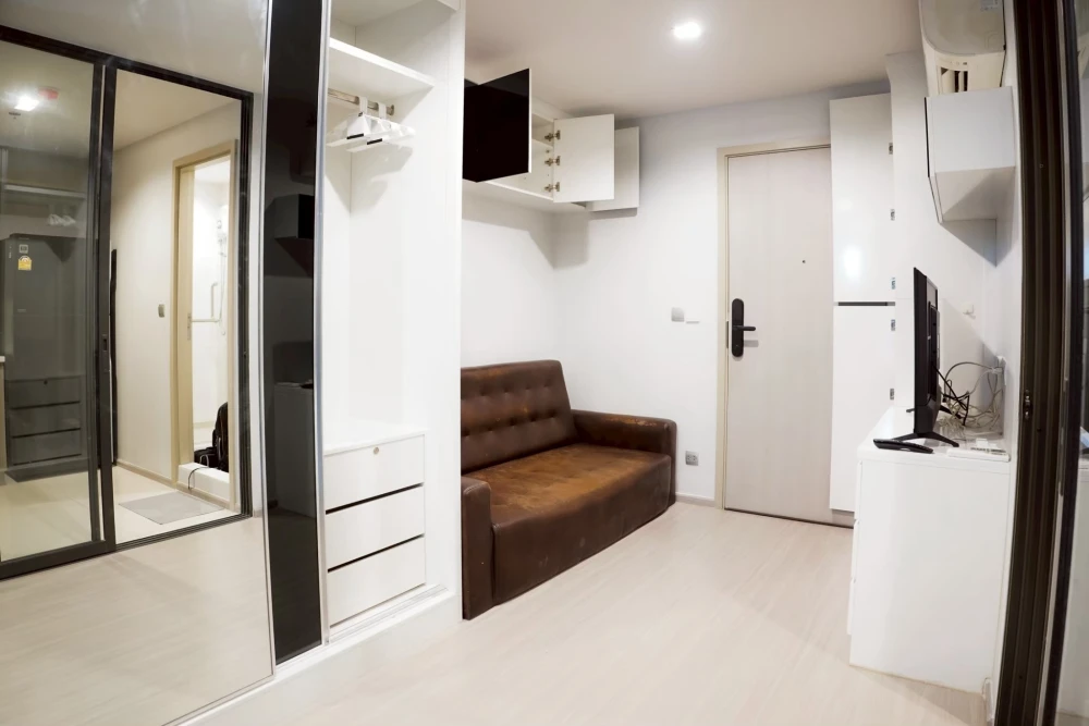 For rent or sale Life Ladprao Built-in furniture big wardrobe Lots of lockers. The view doesn't block. Reserve quickly.
