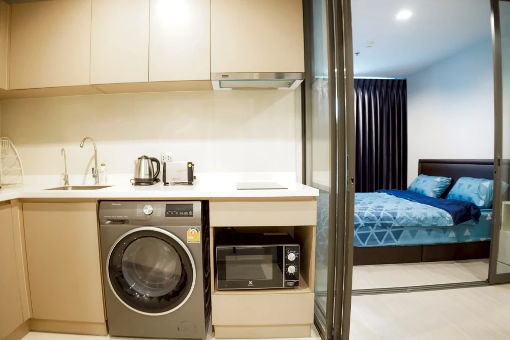 For rent or sale Life Ladprao Built-in furniture big wardrobe Lots of lockers. The view doesn't block. Reserve quickly.
