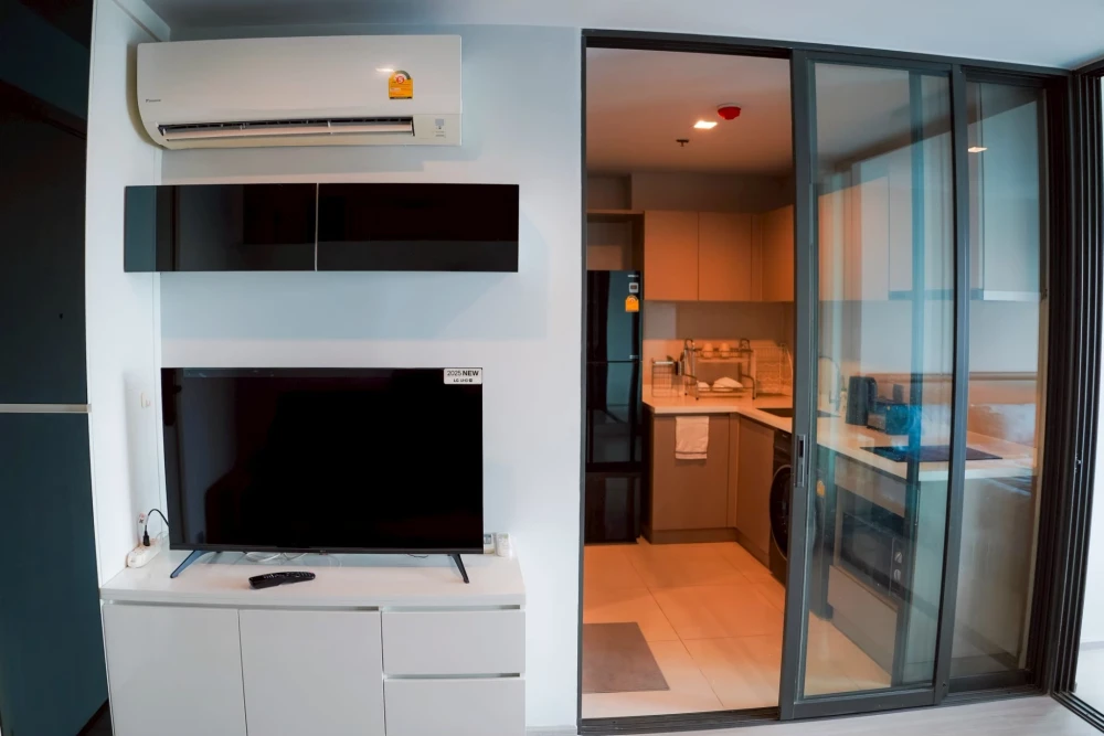 For rent or sale Life Ladprao Built-in furniture big wardrobe Lots of lockers. The view doesn't block. Reserve quickly.