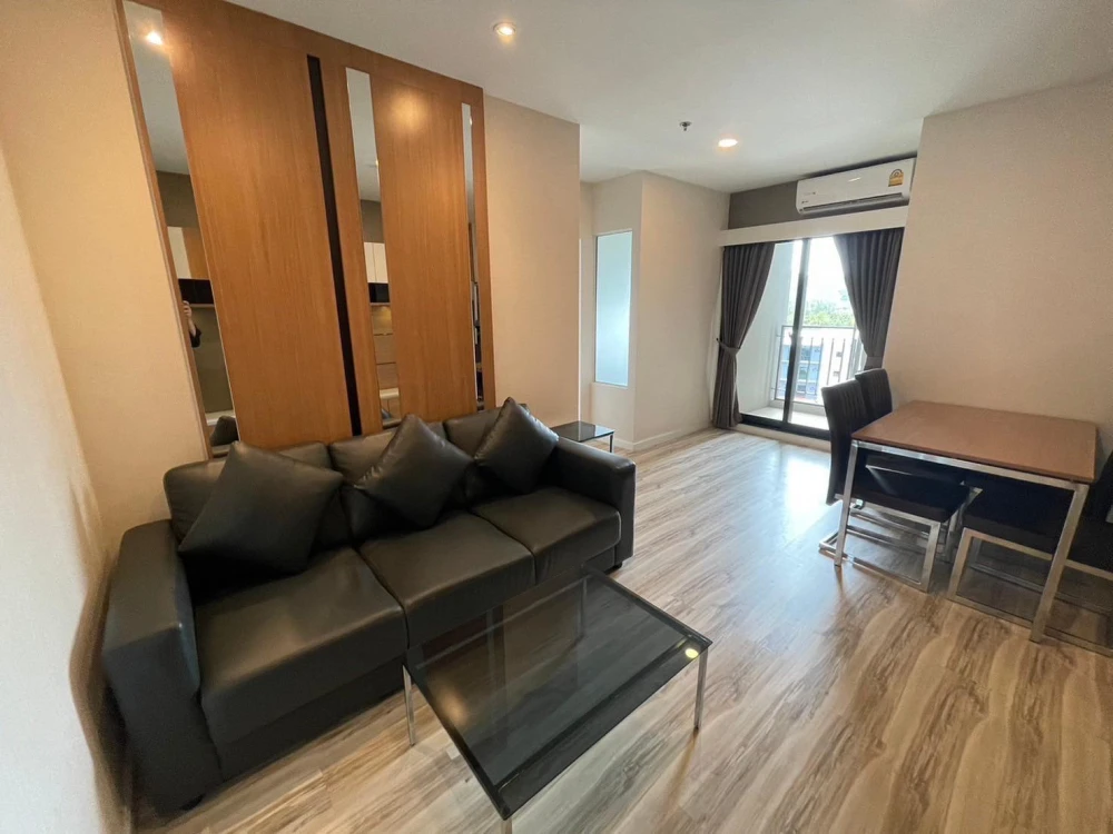 For rent Plus condo Sriracha, spacious room, lots of usable space, high floor, hurry up and reserve now, don't miss out.