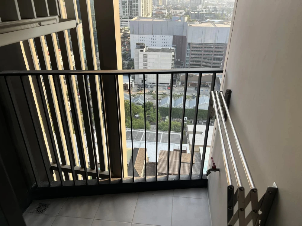 For rent Rhythm Ekkamai, a nice room with complete facilities. If you don't book, you'll regret it later.