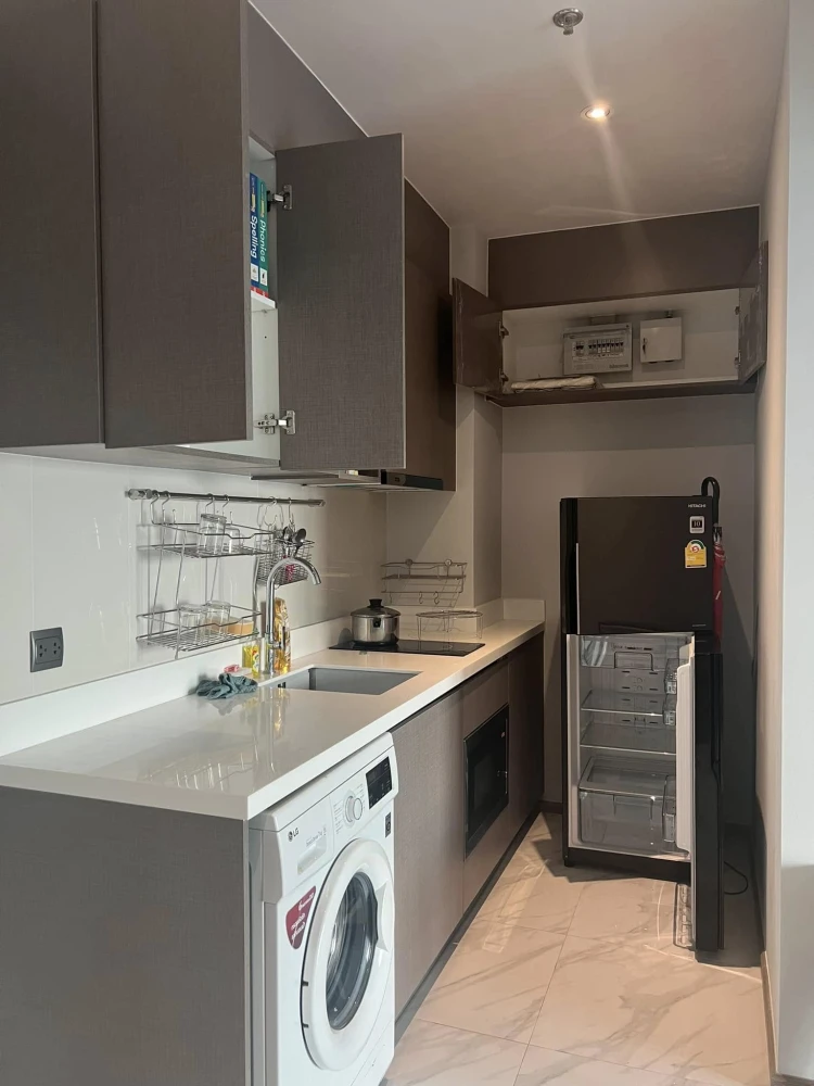 For rent Rhythm Ekkamai, a nice room with complete facilities. If you don't book, you'll regret it later.
