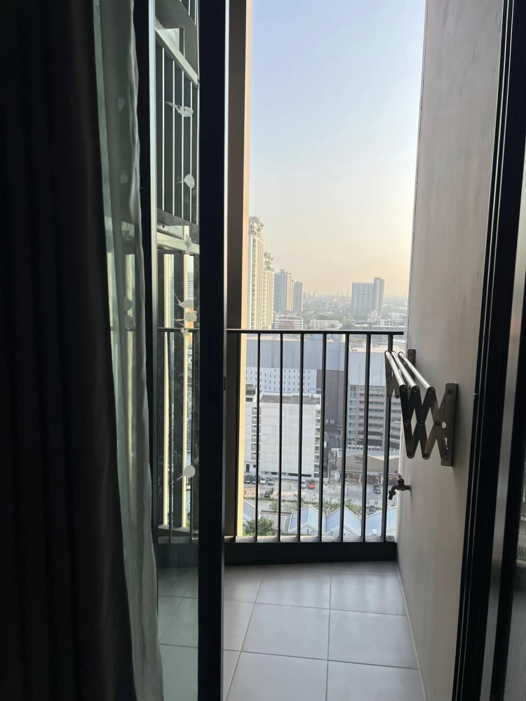 For rent Rhythm Ekkamai, a nice room with complete facilities. If you don't book, you'll regret it later.