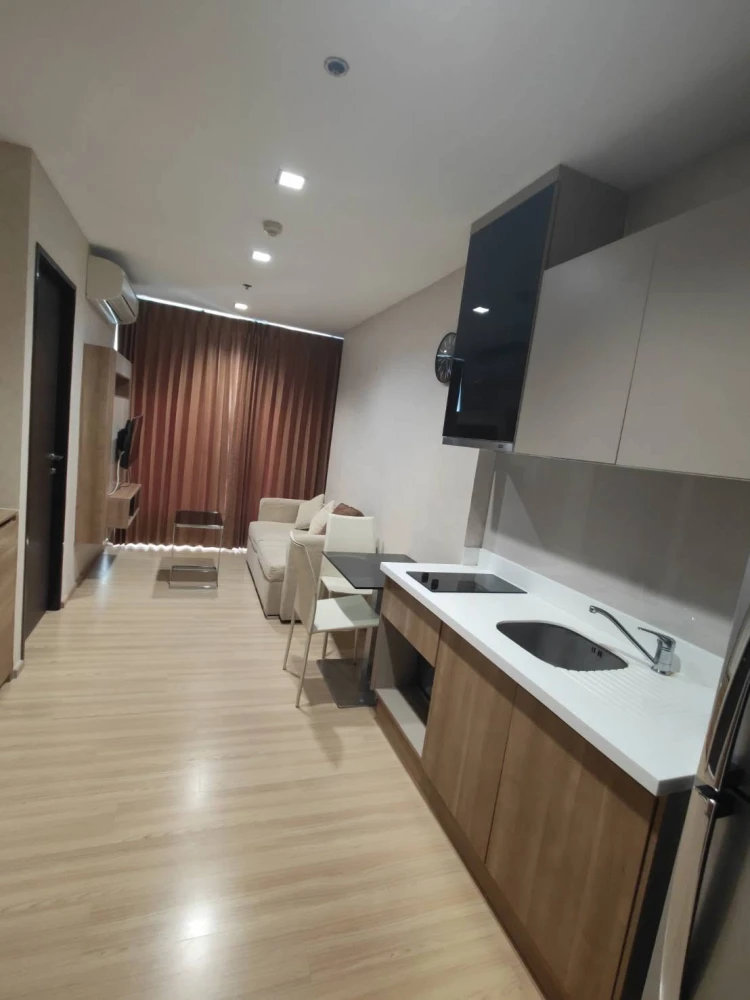 For rent: Rhythm Sathorn. Spacious and comfortable rooms with ample living space and complete amenities. Book now!