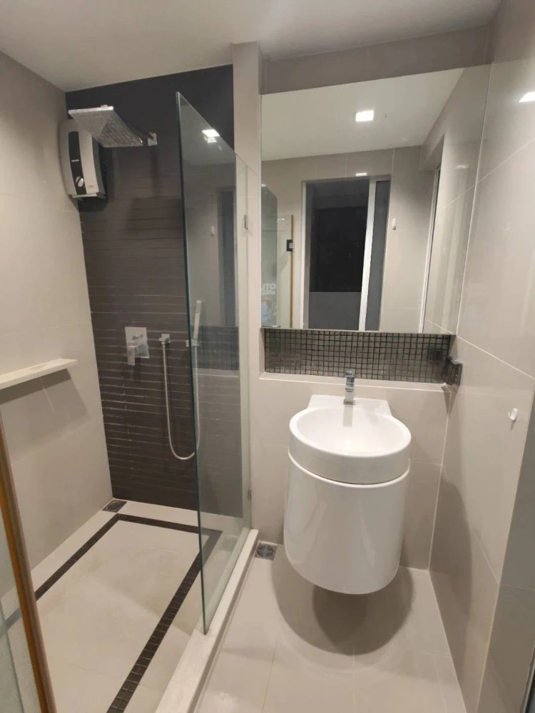 For rent: Rhythm Sathorn. Spacious and comfortable rooms with ample living space and complete amenities. Book now!