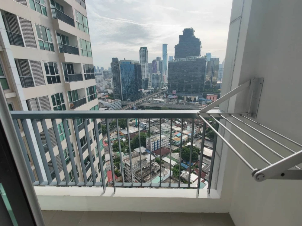 For rent: Rhythm Sathorn. Spacious and comfortable rooms with ample living space and complete amenities. Book now!