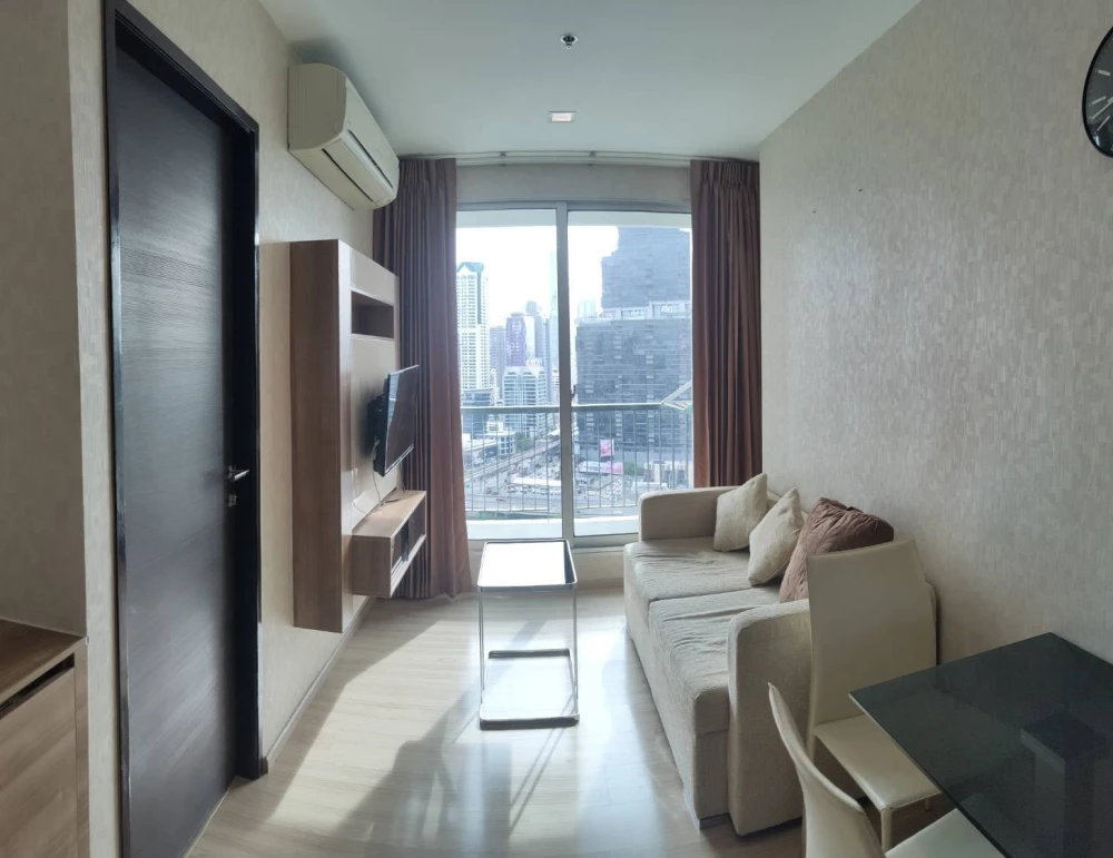 For rent: Rhythm Sathorn. Spacious and comfortable rooms with ample living space and complete amenities. Book now!