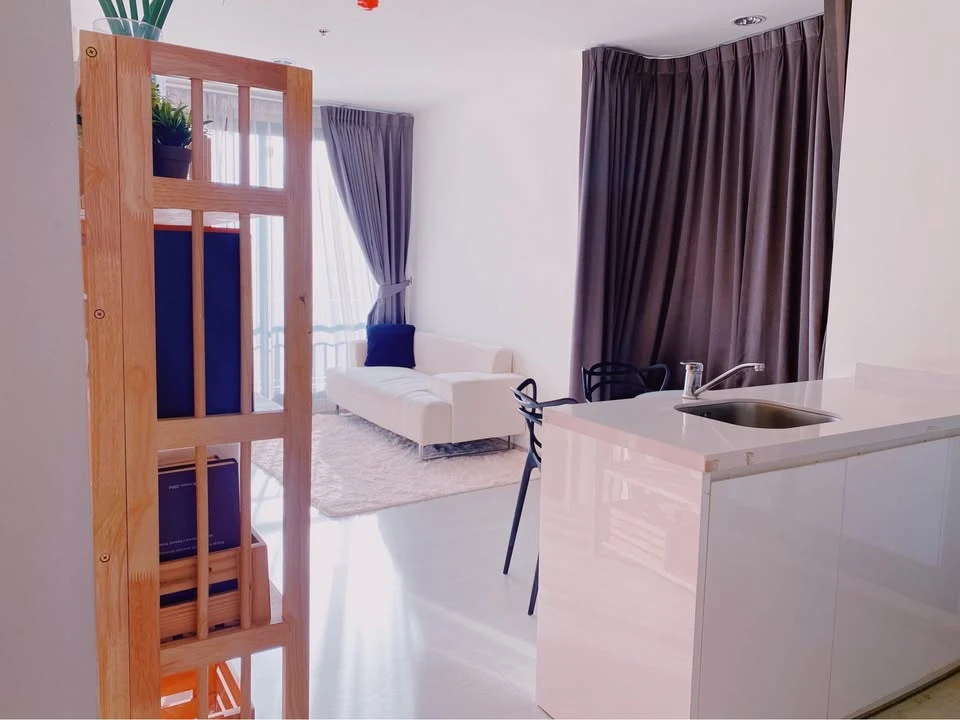 For rent Rhythm Sukhumvit 42 ห้องพร้อมอยู่ เฟอร ์เครื่องใช้ไฟฟฟ้าครบ ลากกระเป๋าเข้าอยู่ได้เลย