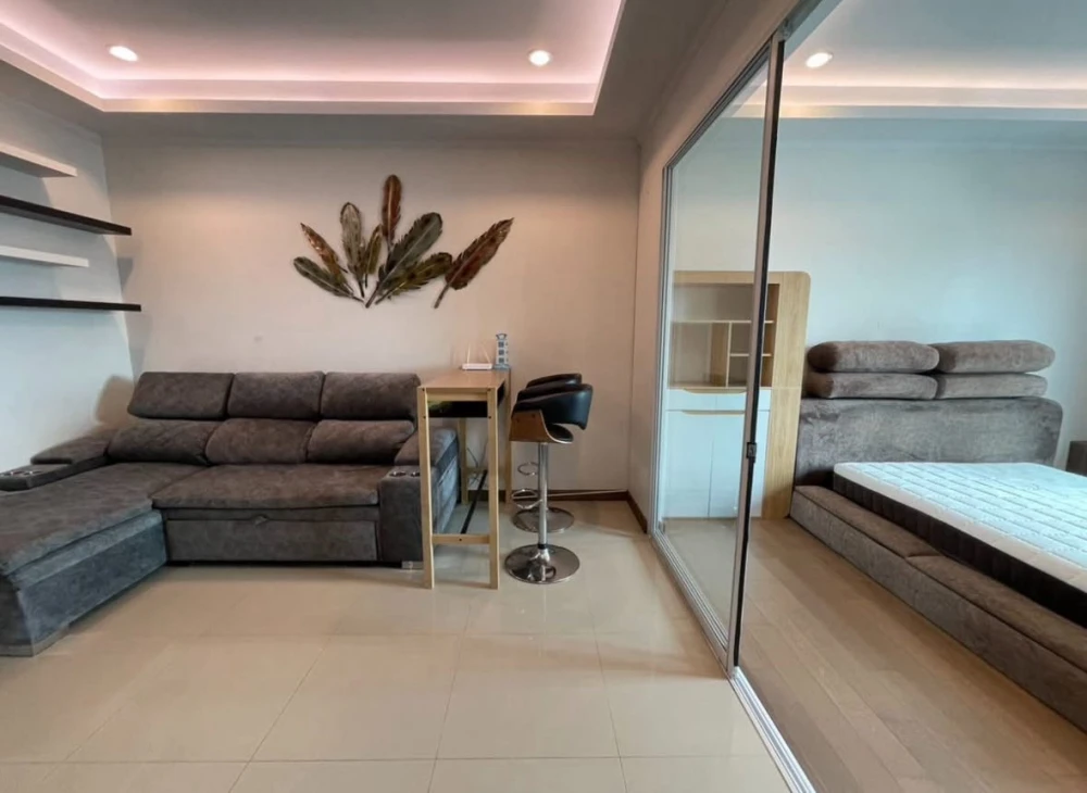 For rent: Supalai Elite Phayathai. Spacious rooms with ample living space. Convenient and complete amenities all in one place. Book now, don't wait!