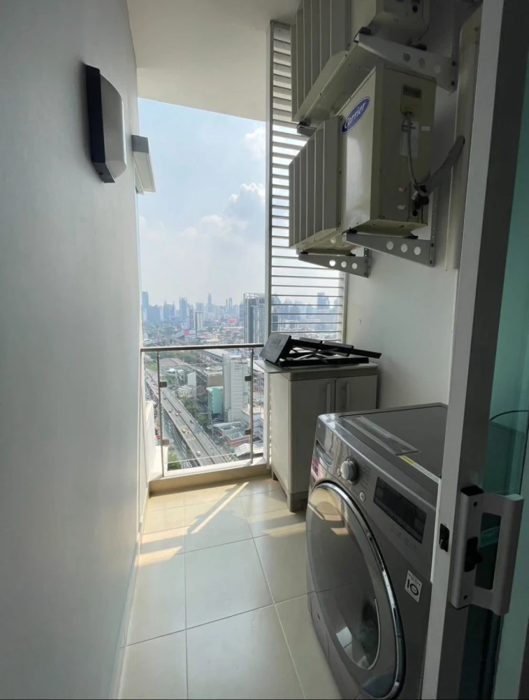 For rent: Supalai Elite Phayathai. Spacious rooms with ample living space. Convenient and complete amenities all in one place. Book now, don't wait!