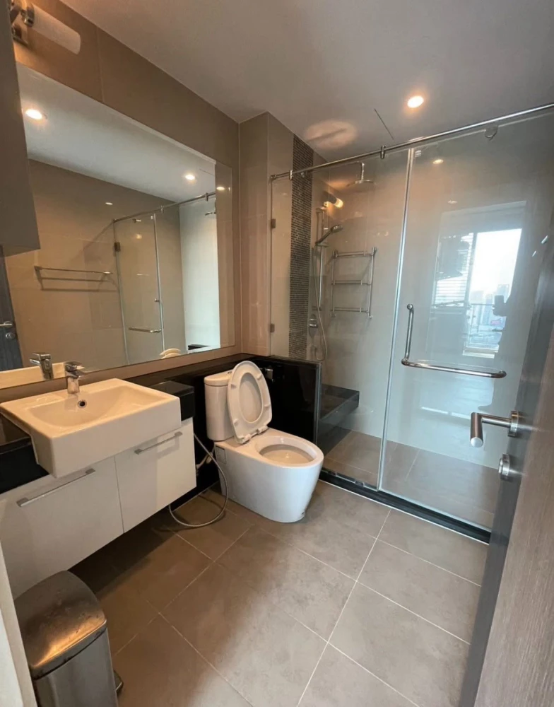 For rent: Supalai Elite Phayathai. Spacious rooms with ample living space. Convenient and complete amenities all in one place. Book now, don't wait!