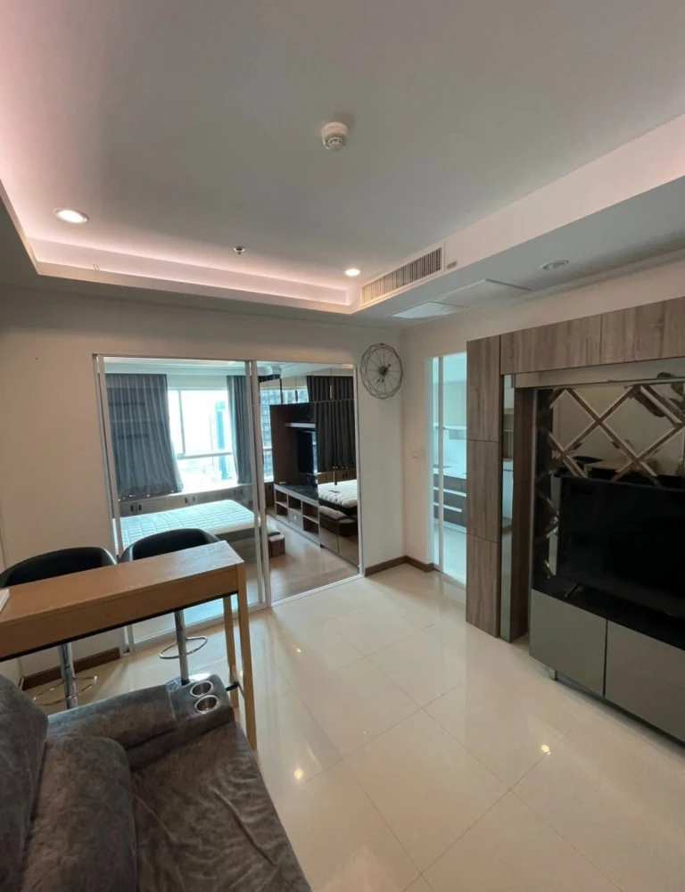 For rent: Supalai Elite Phayathai. Spacious rooms with ample living space. Convenient and complete amenities all in one place. Book now, don't wait!