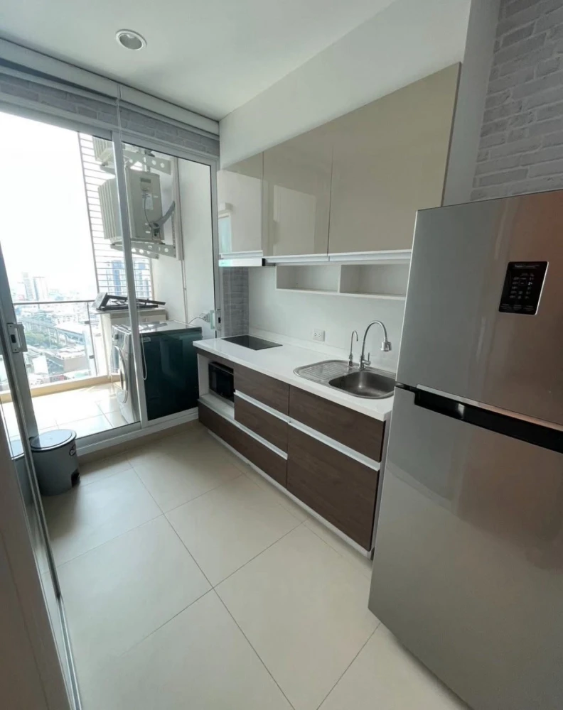 For rent: Supalai Elite Phayathai. Spacious rooms with ample living space. Convenient and complete amenities all in one place. Book now, don't wait!