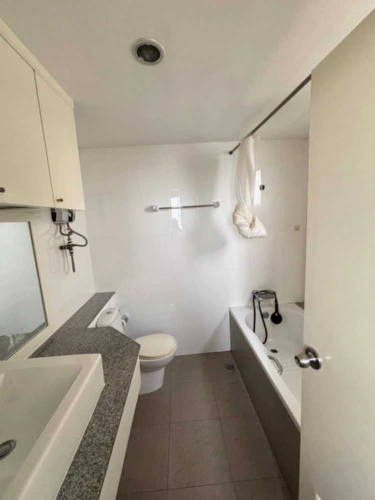 For rent Tai Ping Towers, spacious room, good usable space, with facilities, hurry to book now.