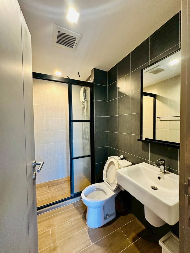 For rent The Base Garden Rama9, 30th floor, high view, comes with complete facilities, move in quickly
