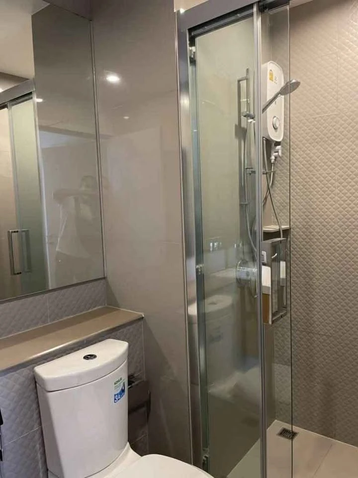 For sale rent The Privacy Thaphra, a room with a simple, soothing color tone, comfortable to live in, large wardrobe mirror, satisfying, book now.