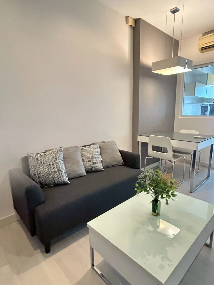 For rent: The Room Rathcada-Ladprao. Spacious room with efficient use of space at an affordable price. Don't miss out!