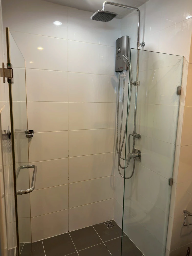 For rent: The Tempo Grand Sathon-Wutthakat. Nice room on the 14th floor with a great view. Fully furnished with appliances. Just bring your bags!